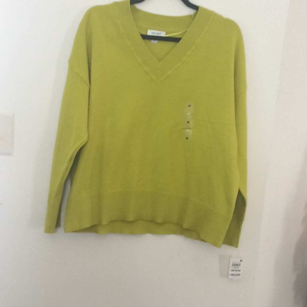 New! ON 34 Th Green pear Sweater , V neck , size M
